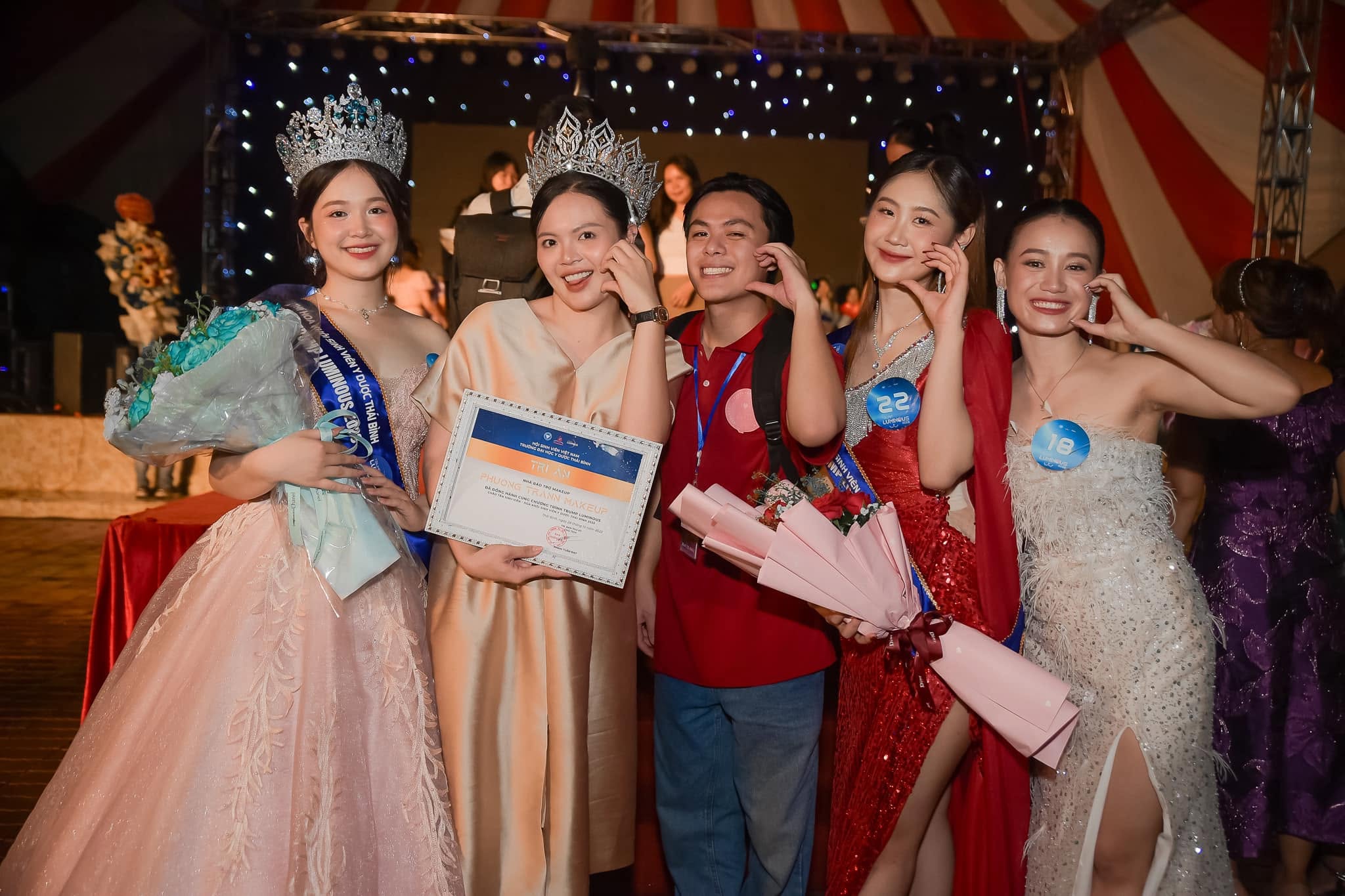 Cella nhận bằng tri ân nhà tài trợ makeup cho cuộc thi hoa khôi sinh viên