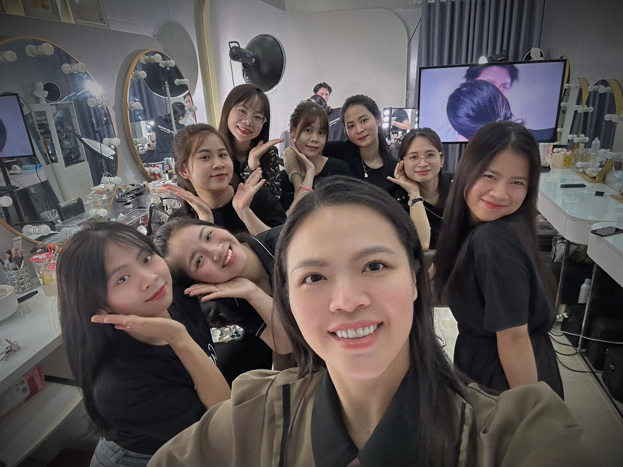 Đội ngũ Cella Makeup Academy trong studio