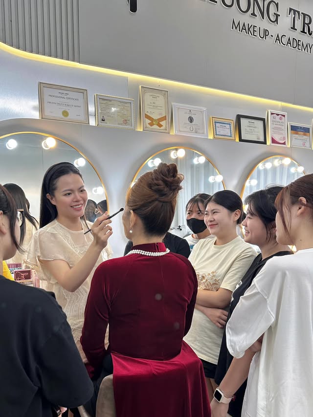 Cella Hương Phượng cầm cọ hướng dẫn học viên ngay trên khách thật